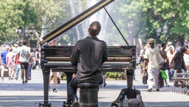Pianista toca seu piano em praça pública