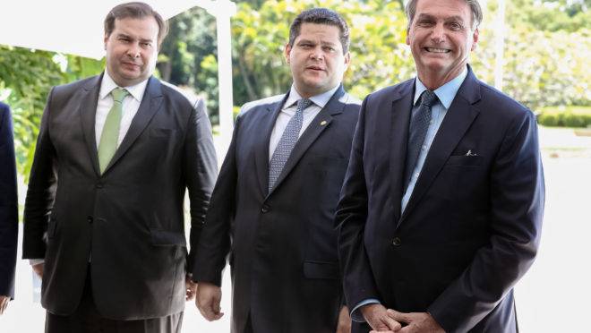 Rodrigo Maia, presidente da Câmara, e Davi Alcolumbre, presidente do Senado, ao lado do presidente da República Jair Bolsonaro.