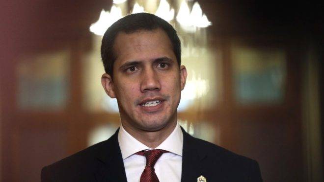 O líder da oposição ao regime chavista, Juan Guaidó, reconhecido como presidente interino da Venezuela por dezenas de países, em encontro com a presidente da Câmara dos EUA, em Washington, 6 de fevereiro de 2020