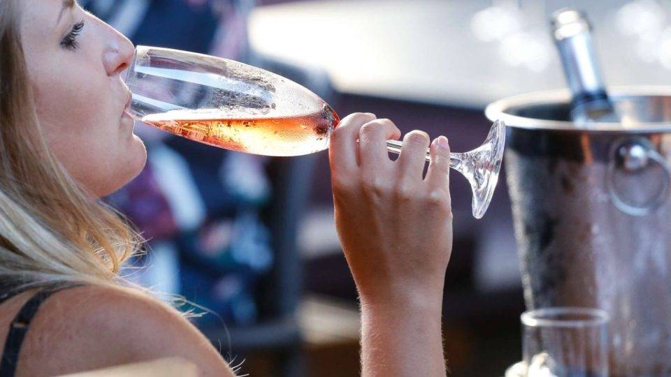 Quarta de rosés em Vinho de Verão – degustação gratuita. Só falta, agora, ter verão Quarta é noite de rosés na Mercadoteca. De espumantes e vinho.