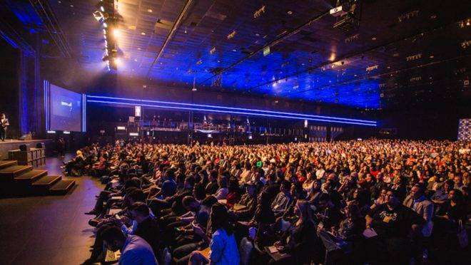 qual-e-o-futuro-dos-eventos-plateia-assistindo-palestras