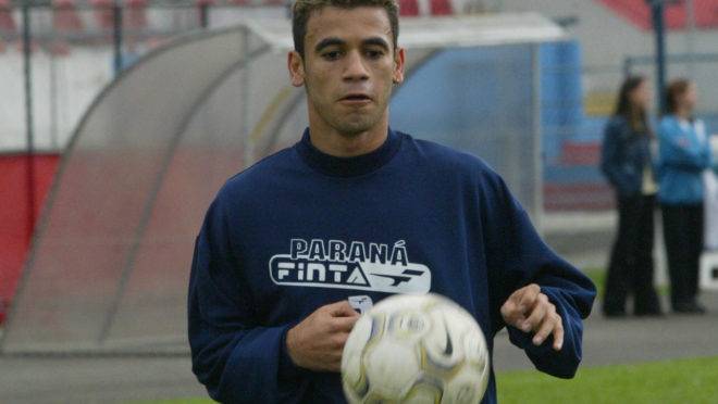 Hadson vestiu a camisa do Paraná em 2003.