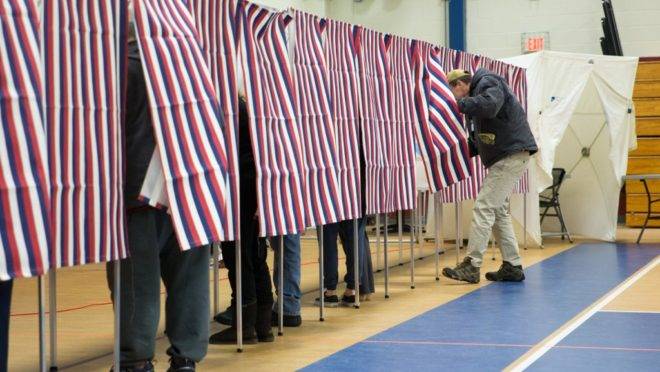 Eleitores preenchem suas cédulas durante primárias para as eleições presidenciais dos EUA em Concord, New Hampshire, 11 de fevereiro de 2020