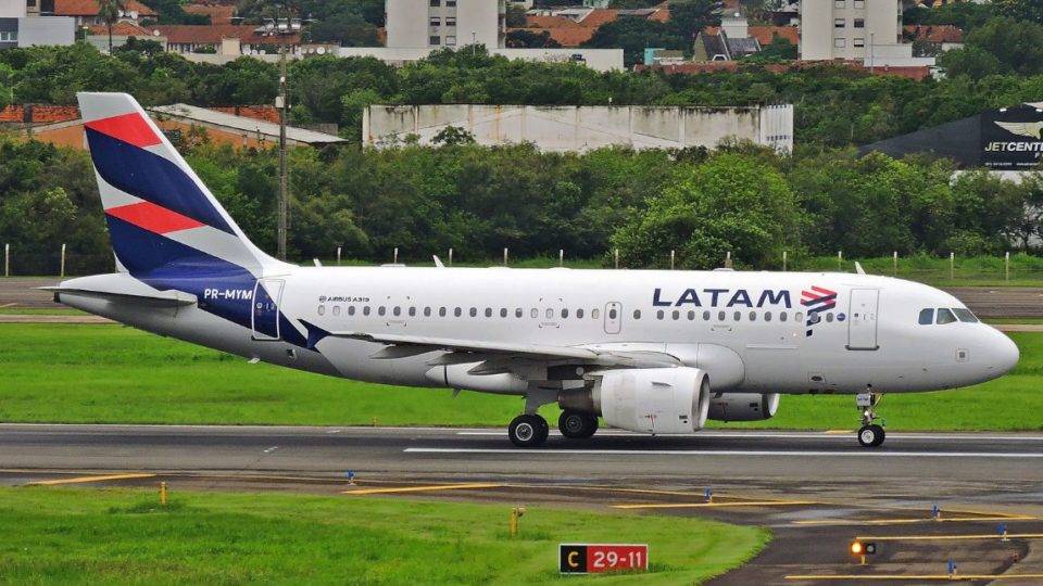 Latam decide suspender todos os voos internacionais até o fim de abril Latam cancela voos adicionais devido ao coronavírus.