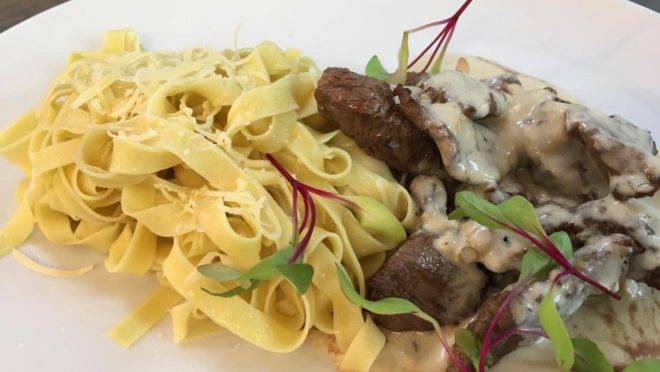 Goujons de mignon ao creme de poivre vert com tagliatelle na manteiga – uma das opções de prato principal do Summer Gourmet Festival do restaurante Vindouro.