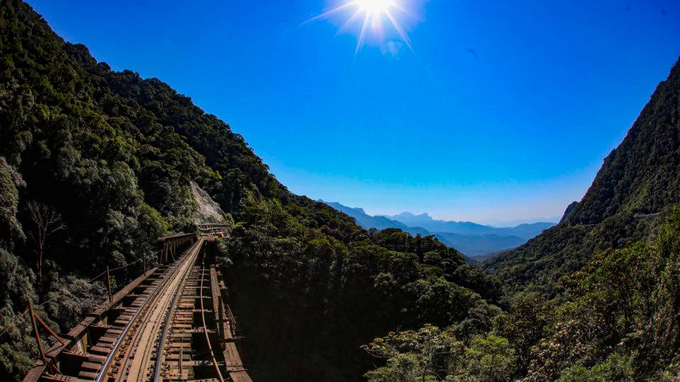 Uma das paisagens da serra do mar paranaense, vista no passeio de litorina da Serra Verde Express, que vai de Curitiba a Morretes percorrendo a distância de 70 quilômetros