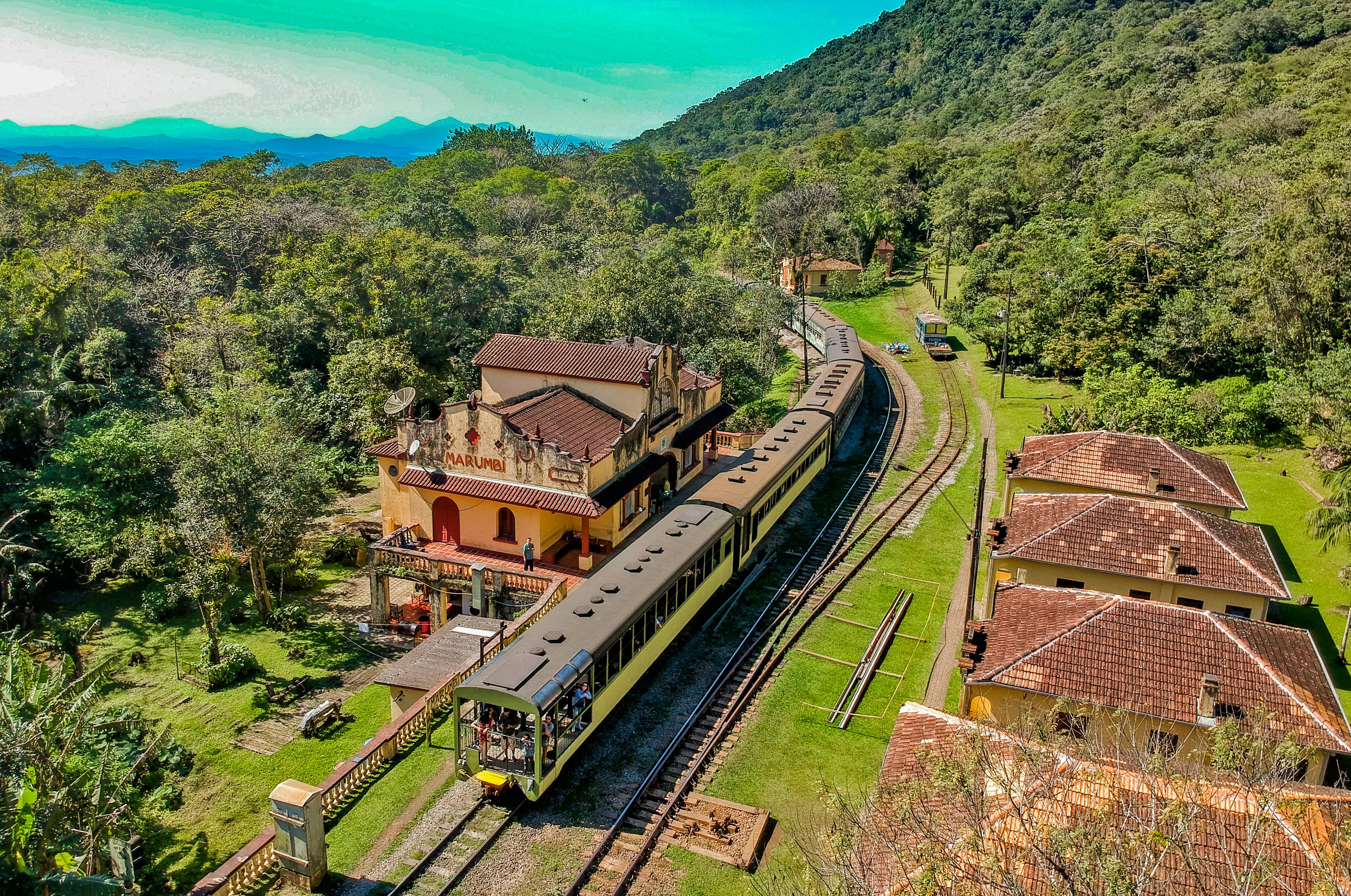 Vista aérea do Vagão Barão do Serro Azul na litorina da Serra Verde Express
