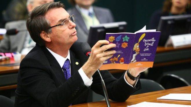 Jair Bolsonaro, na Comissão de Educação, em 14 de junho de 2016, ao mostrar livro que estava sendo analisado para uso no ensino fundamental.