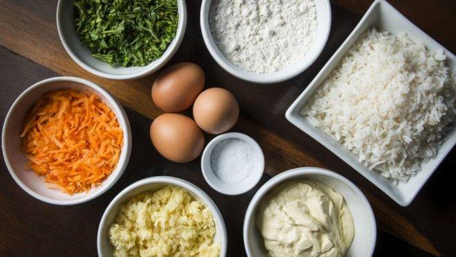Todos os ingredientes utilizados no preparo devem ser registrados na ficha técnica, até mesmo pequenas pitadas de sal. Foto: Letícia Akemi/Gazeta do Povo.