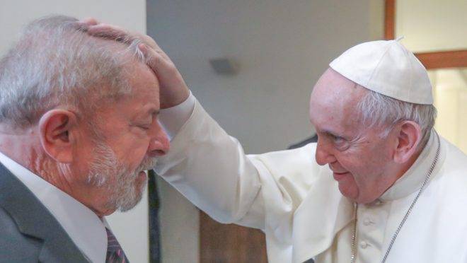 Lula recebe a bênção do papa: encontro para “conversar sobre um mundo mais justo e fraterno”, segundo o ex-presidente.