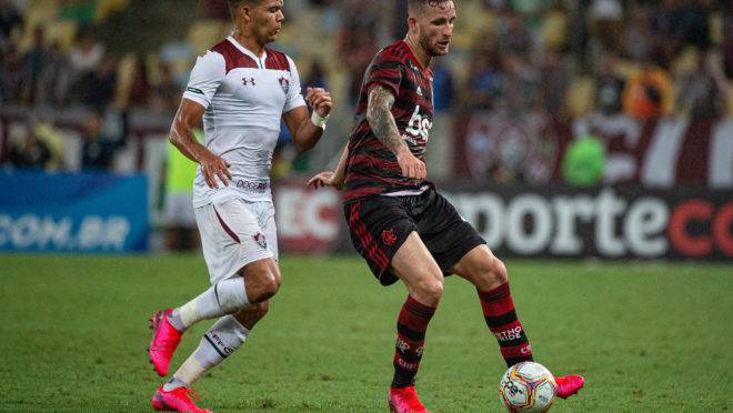 Léo Pereira se lesionou contra o Fluminense.