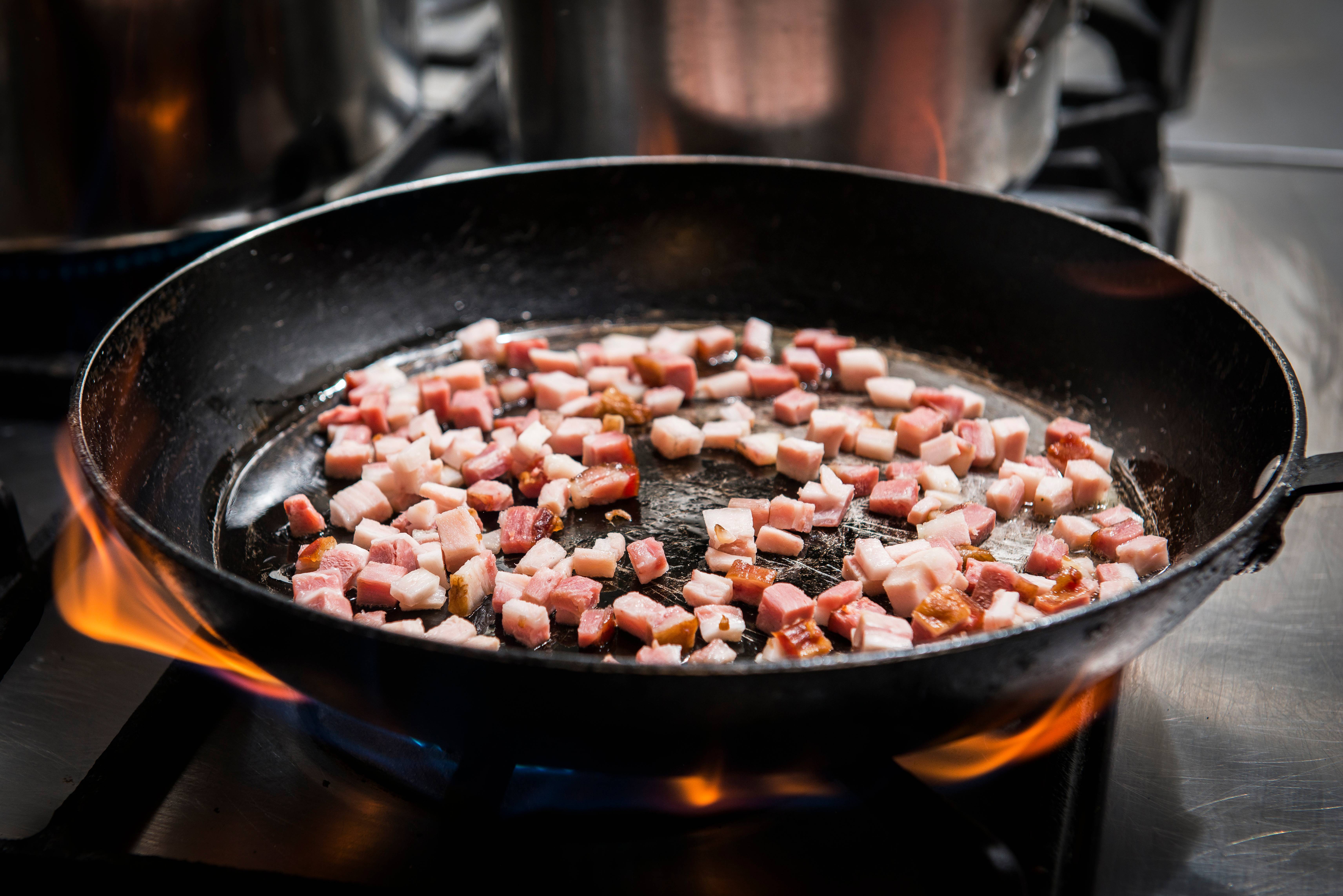 2. Adicione o bacon e frite até dourar. Caso seja uma panela antiaderente, o azeite não é necessário. Prepare em fogo baixo, para derreter a gordura da carne. 2. Adicione o bacon e frite até dourar. Caso seja uma panela antiaderente, o azeite não é necessário. Prepare em fogo baixo, para derreter a gordura da carne.
