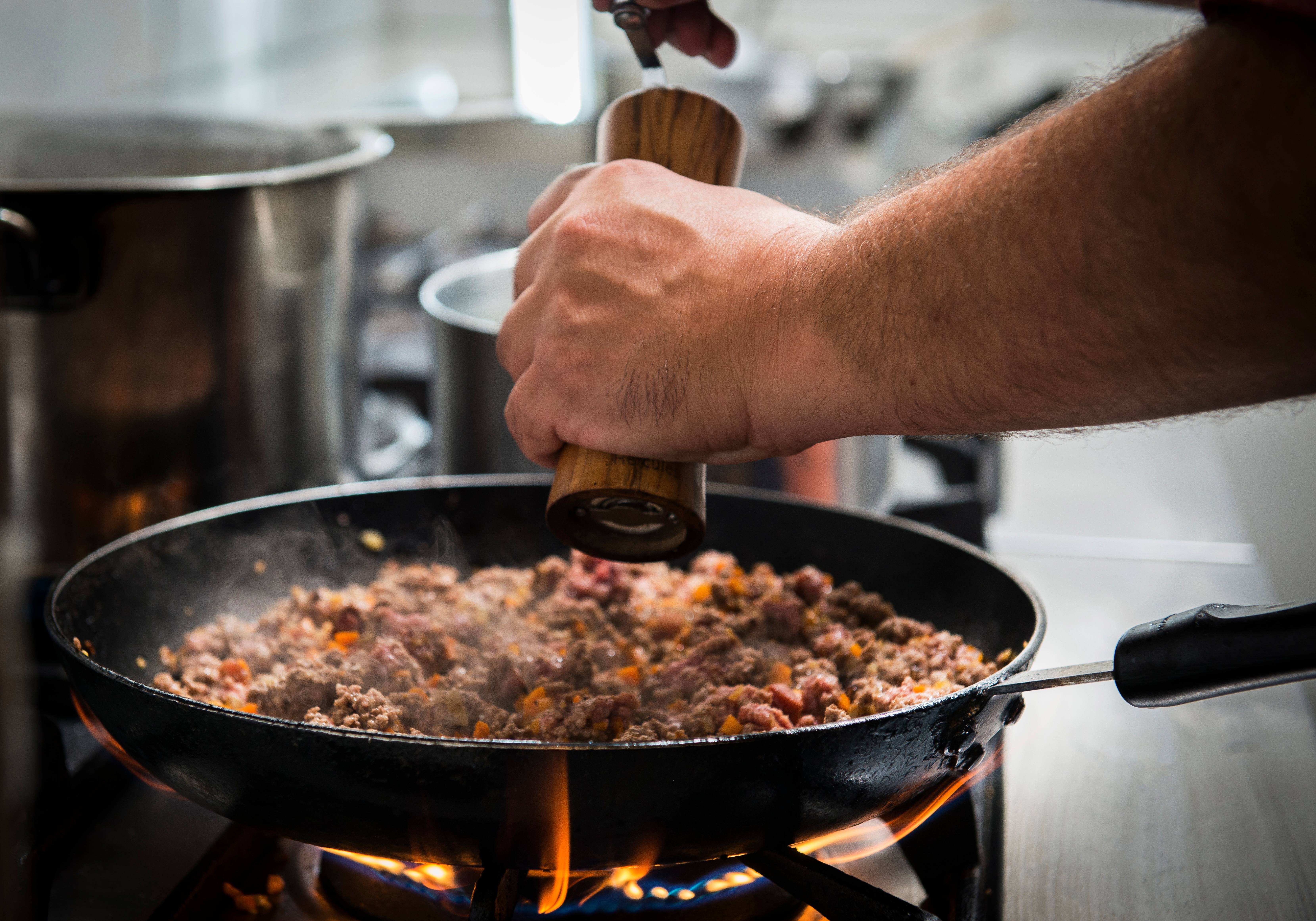 4. Em seguida, adicione a carne moída, o sal e a pimenta e refogue até cozinhar a carne. 4. Em seguida, adicione a carne moída, o sal e a pimenta e refogue até cozinhar a carne.