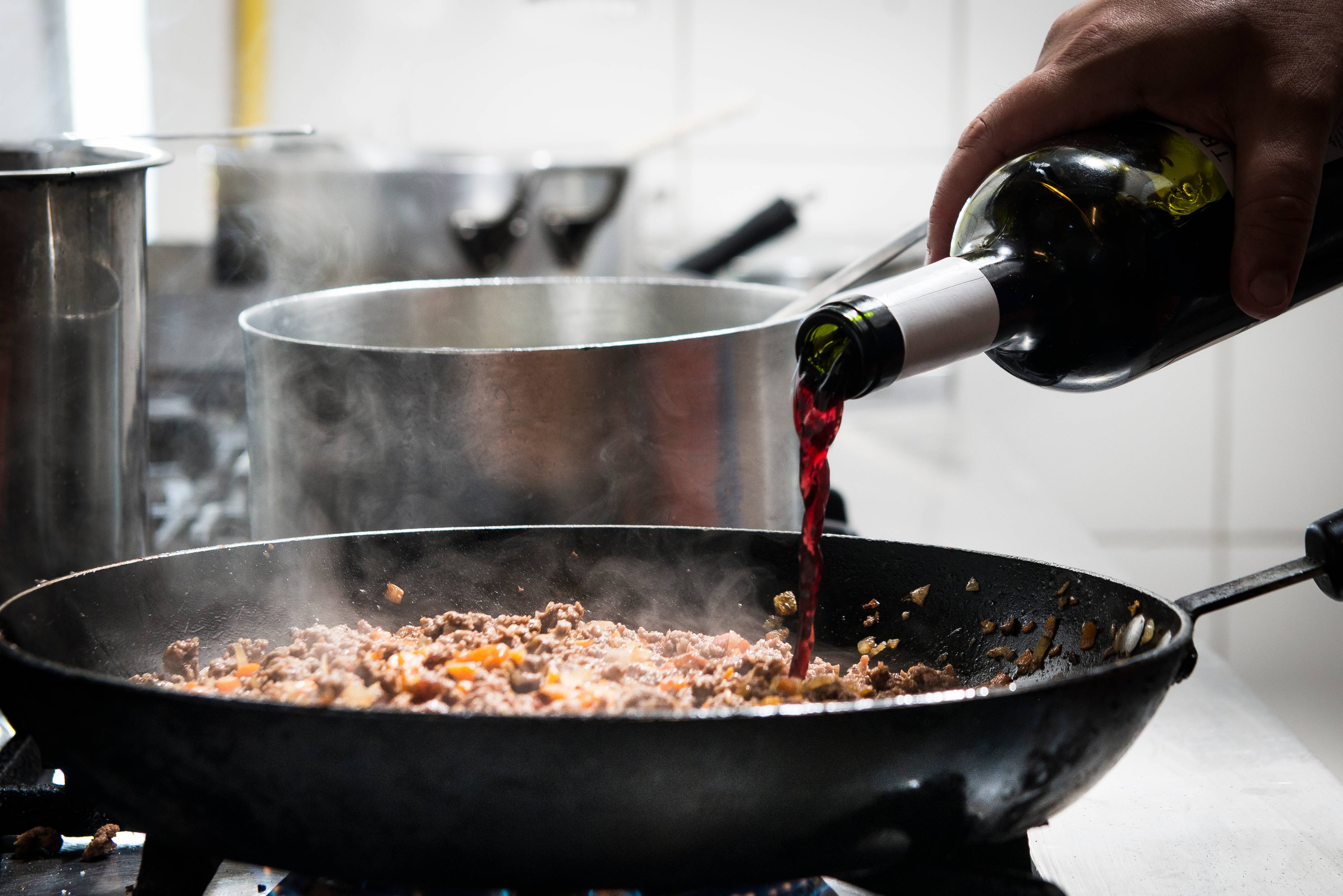 5. Depois, acrescente o vinho, que pode ser tinto, branco ou rosé. 5. Depois, acrescente o vinho, que pode ser tinto, branco ou rosé.