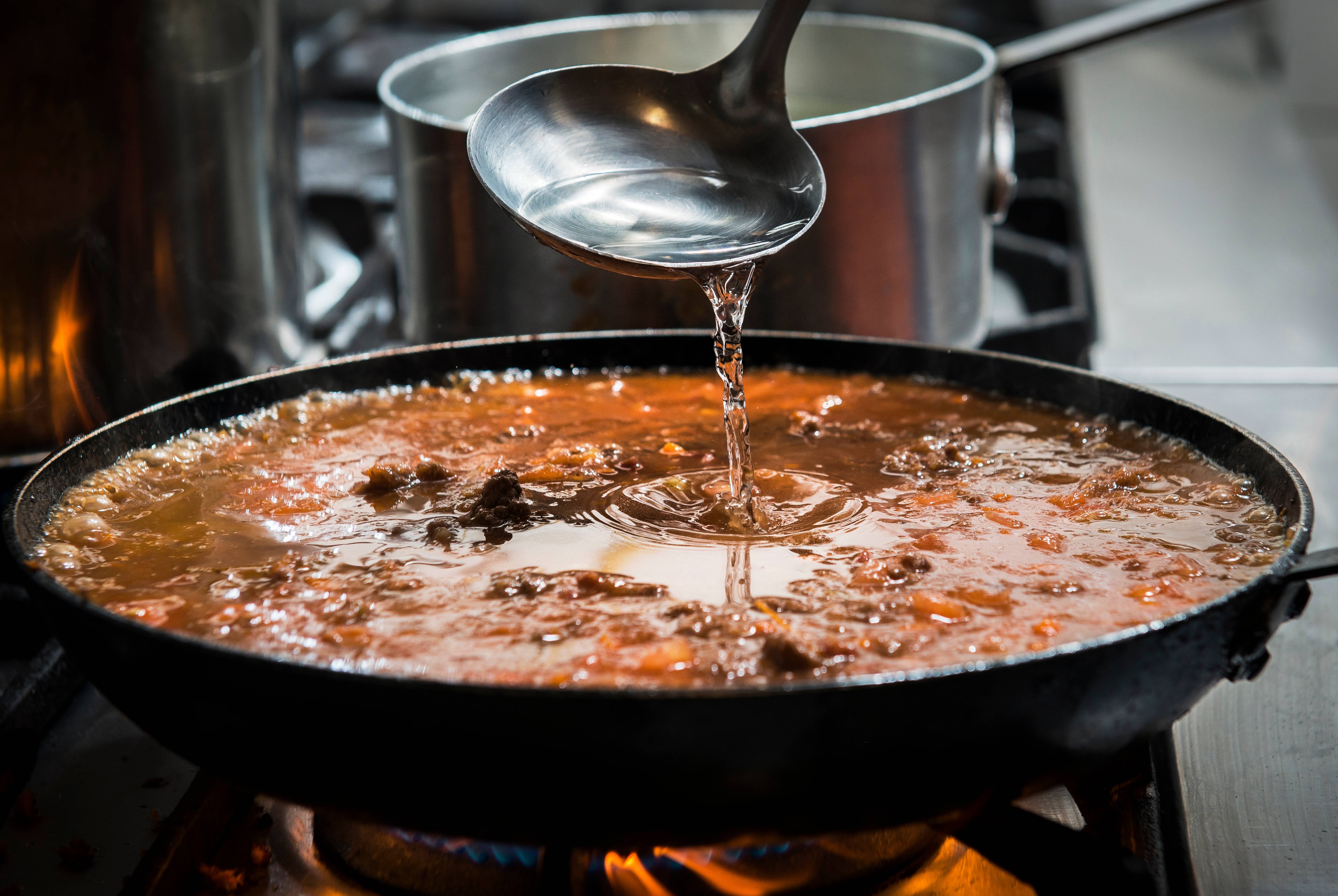 7. Mexa constantemente e adicione o caldo de legumes sempre que secar. Corrija o sal, a pimenta e está pronto. 7. Mexa constantemente e adicione o caldo de legumes sempre que secar. Corrija o sal, a pimenta e está pronto.