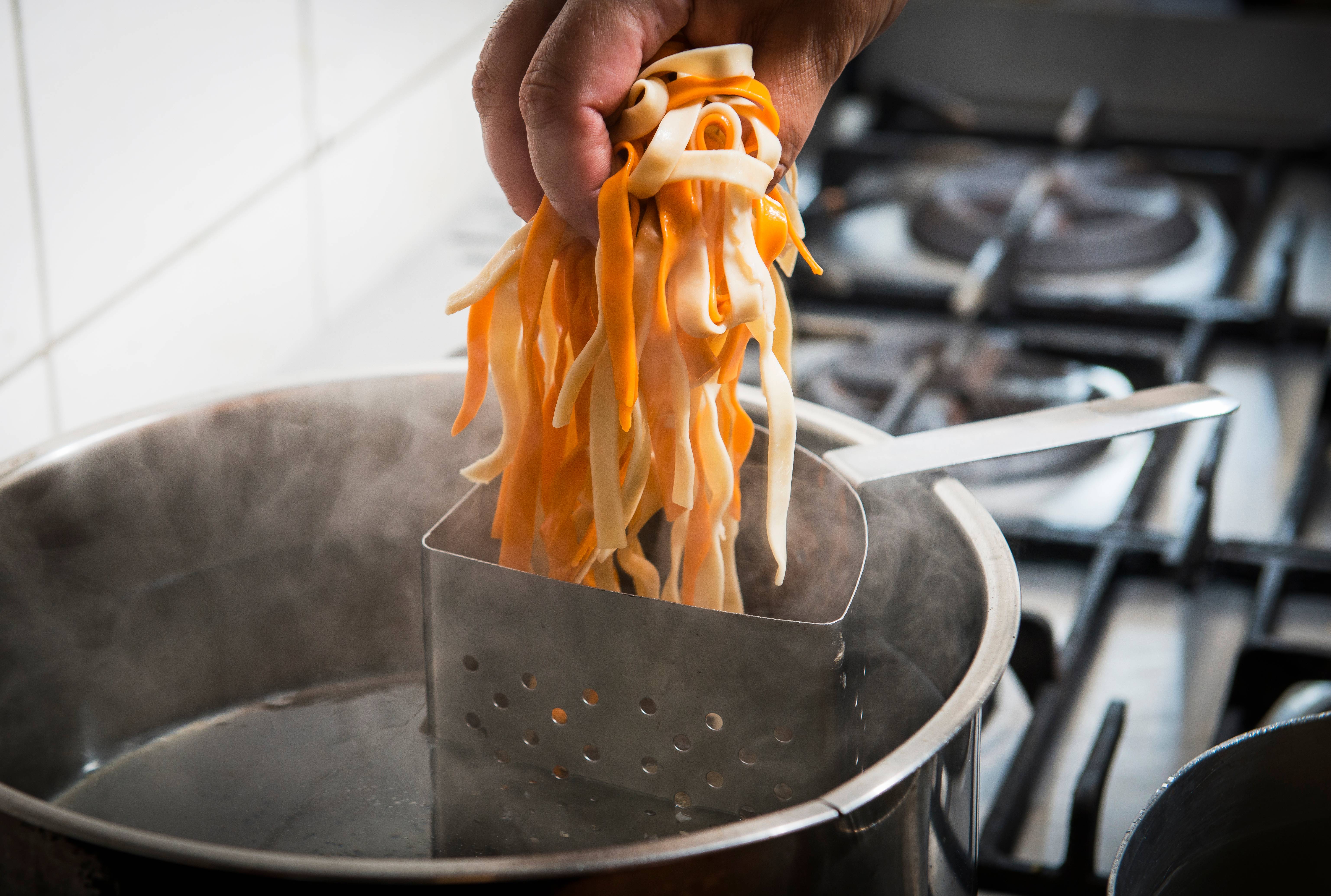 8. Sirva em cima do macarrão de preferência, como espaguete, talharim ou fettuccine, com queijo parmesão e salsinha. 8. Sirva em cima do macarrão de preferência, como espaguete, talharim ou fettuccine, com queijo parmesão e salsinha.