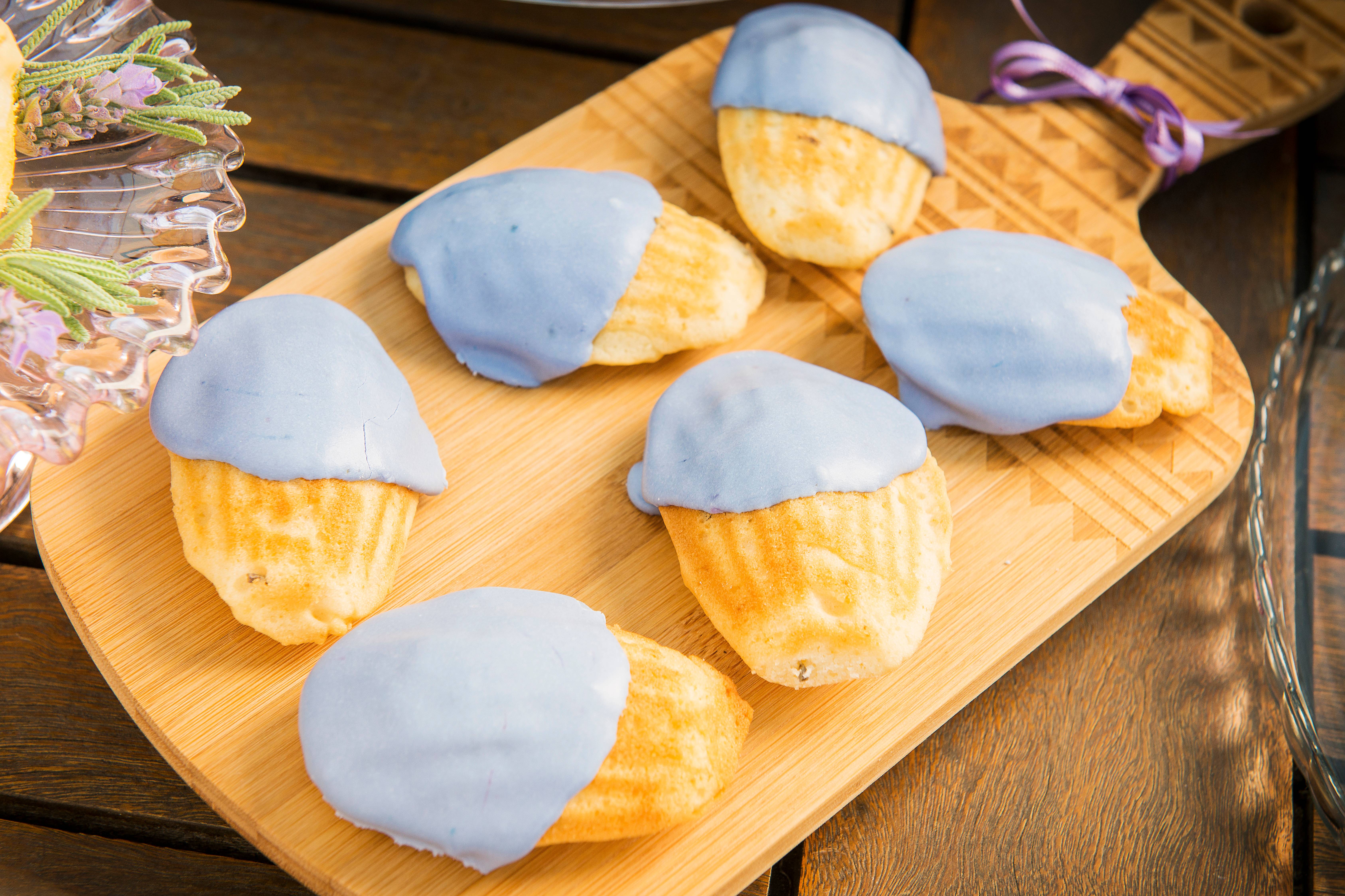 Nas madeleines, a lavanda entra para dar mais sabor á massa e à cobertura. Nas madeleines, a lavanda entra para dar mais sabor á massa e à cobertura.