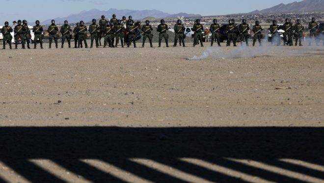 Agentes da Patrulha de Fronteira dos EUA participam de treinamento em frente ao muro que divide Sunland Park, Novo México (EUA), e Ciudad Juarez, no estado mexicano de Chihuahua, 31 de janeiro de 2020