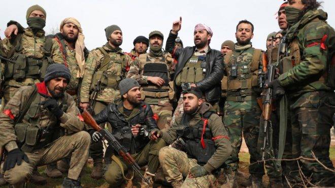 Combatentes sírios apoiados pela Turquia na cidade de Sarmin, a cerca de 8 Km da cidade de Idlib, noroeste da Síria, 11 de fevereiro de 2020