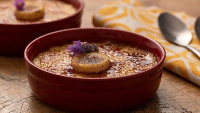 Crème brûlée de banana, uma saborosa variação da clássica sobremesa.