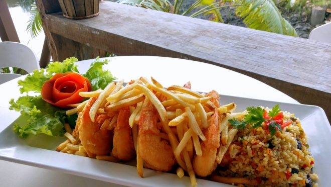 Espeto de camarão à grega – com arroz à grega e fritas -, um dos campeões da preferência no restaurante Marina Morena, em Guaratuba.