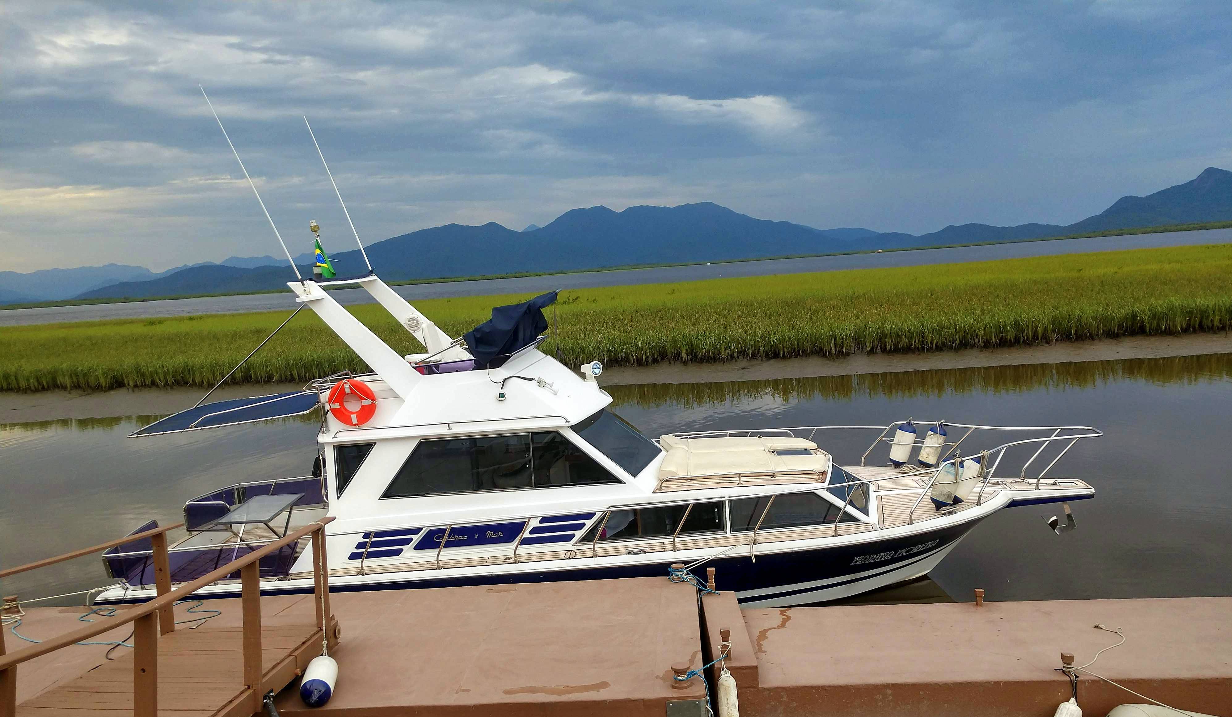 Há uma marina para ancoragem de barcos pequenos quando os clientes chegam pelo mar. Há uma marina para ancoragem de barcos pequenos quando os clientes chegam pelo mar.