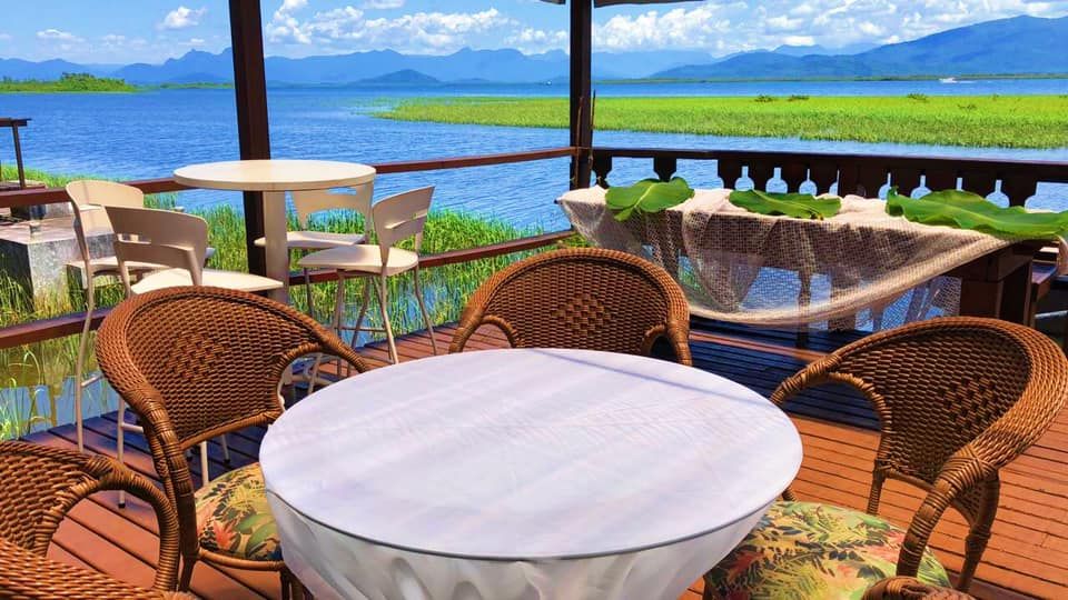 Ambiente inspirador, com a bela vista da baía da Guaratuba. Ambiente inspirador, com a bela vista da baía da Guaratuba.