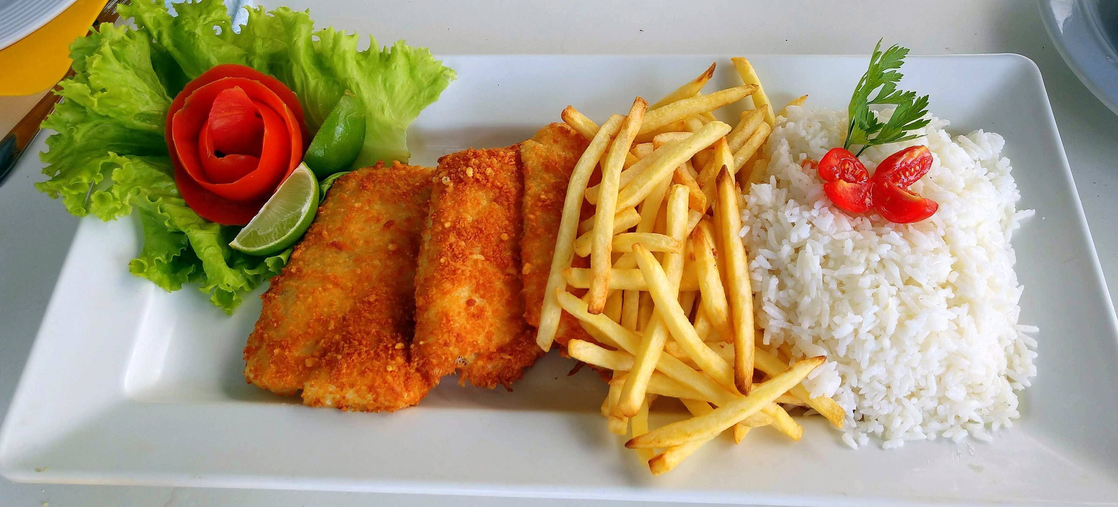 Filé de linguado à romana, com parmesão. Filé de linguado à romana, com parmesão.