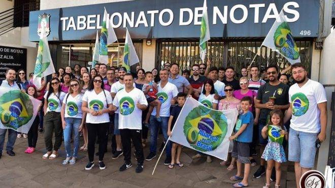 Apoiadores do Aliança pelo Brasil fazem mutirão de adesão ao novo partido de Bolsonaro em cartório de Cruz Alta (RS).