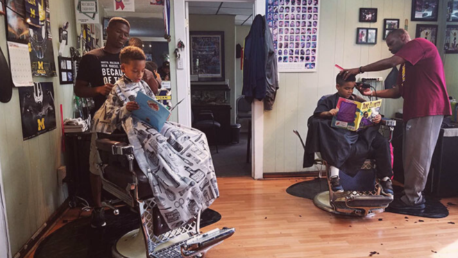 Barbearia dá desconto a crianças que leem em voz alta durante corte