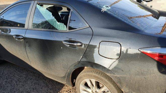 Trutis postou no Facebook a imagem do veículo atingido pelos disparos, com o vidro de uma das laterais parcialmente destruído.