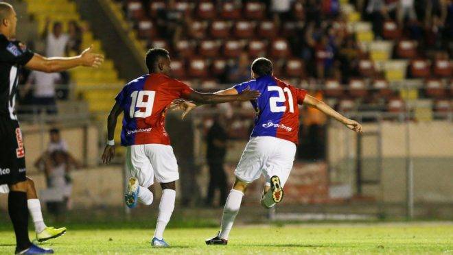Renan Bressan estreou com gol na Vila.