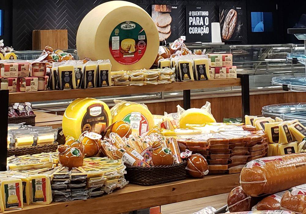 Os frios e embutidos estão entre os produtos locais disponíveis na rede curitibana Festval. Foto: divulgação. Os frios e embutidos estão entre os produtos locais disponíveis na rede curitibana Festval. Foto: divulgação.