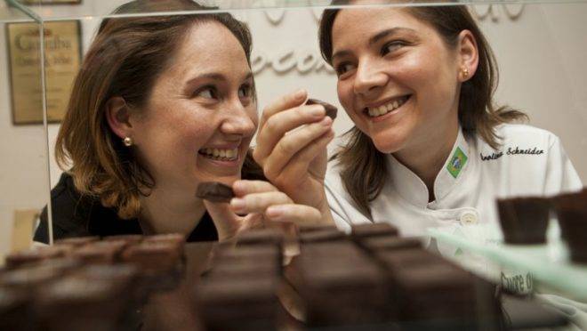 As irmãs Bibiana e Carolina Schneider passaram um ano planejando os chocolates que venderiam no grande varejo. Foto: Marcelo Andrade/Gazeta do Povo.
