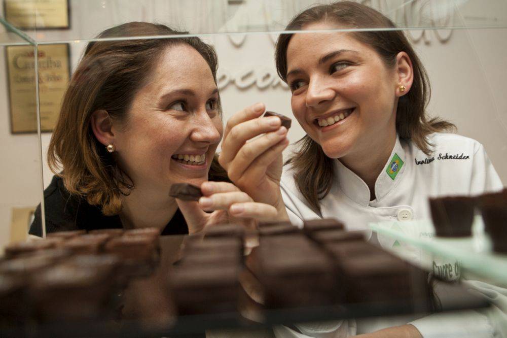 As irmãs Bibiana e Carolina Schneider passaram um ano planejando os chocolates que venderiam no grande varejo. Foto: Marcelo Andrade/Gazeta do Povo. As irmãs Bibiana e Carolina Schneider passaram um ano planejando os chocolates que venderiam no grande varejo. Foto: Marcelo Andrade/Gazeta do Povo.