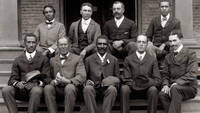George Washington Carver (ao centro, na fileira da frente) com colegas do Tuskegee Institute.