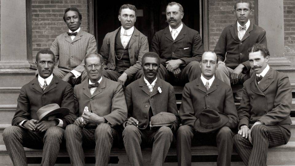 George Washington Carver (ao centro, na fileira da frente) com colegas do Tuskegee Institute.