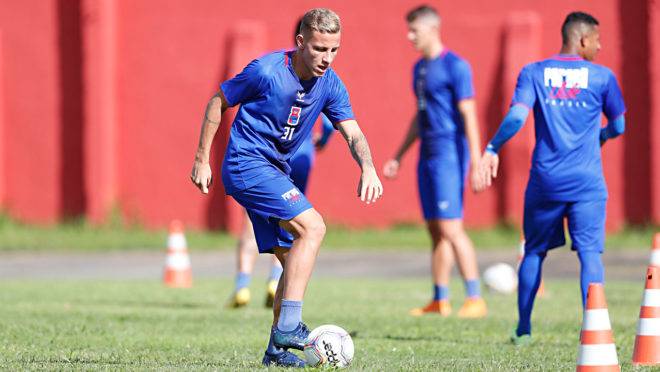 Carlos Dias renovou contrato com o Paraná