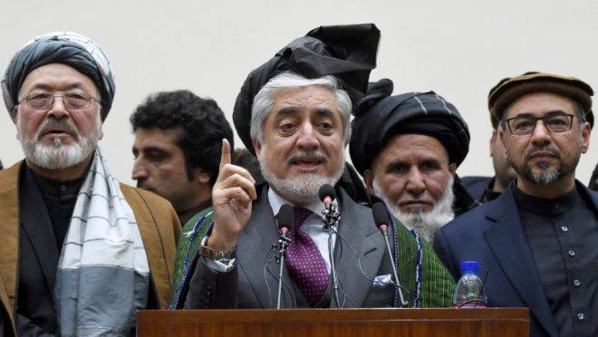 O candidato à presidência de oposição Abdullah Abdullah discursa após o anúncio do resultado final das eleições no Afeganistão, 18 de fevereiro de 2020. Ele contestou a vitória de seu rival Ashraf Ghani e prometeu formar governo paralelo