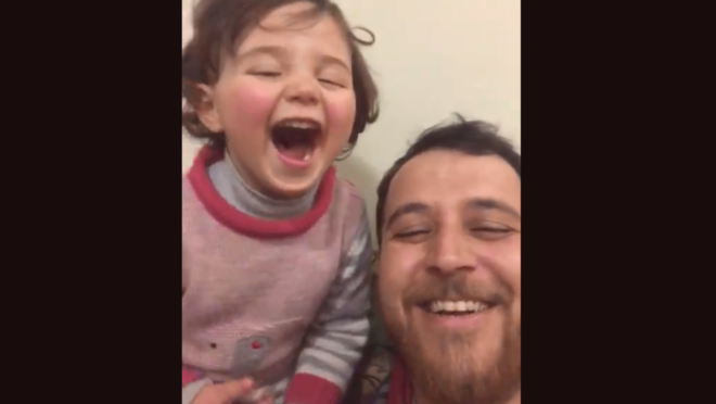 Pai cria jogo para filha rir durante bombardeios na Síria