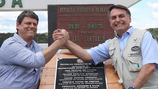 Ministro Tarcisio de Freitas e o presidente Jair Bolsonaro na entrega da pavimentação da BR-163, no Pará.