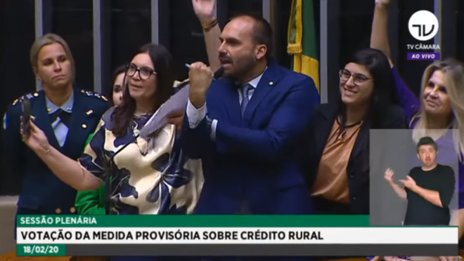 Eduardo Bolsonaro "dá banana" para deputadas que defenderam jornalista ofendida pelo presidente.