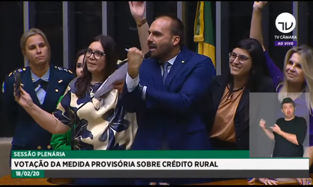 Eduardo Bolsonaro "dá banana" para deputadas que defenderam jornalista ofendida pelo presidente.