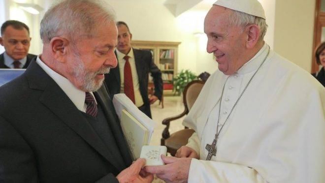 Lula encontrou Francisco, no Vaticano, no dia 13 de fevereiro: ganhou um rosário do papa.