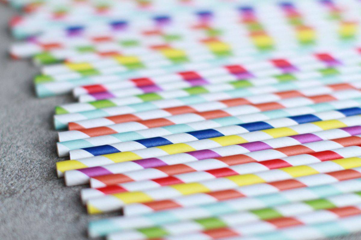 Os canudos de papel, que se descompõem mais rapidamente, custam quatro vezes mais que os de plástico comum. Foto: Unsplash.