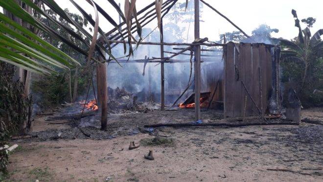 Edificação dos agricultores queimada pelos agentes do Ibama durante operação.