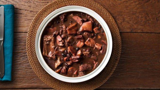 Busca pelo reequilíbrio da temperatura corporal está por trás das alterações depois daquele churrasco ou feijoada.