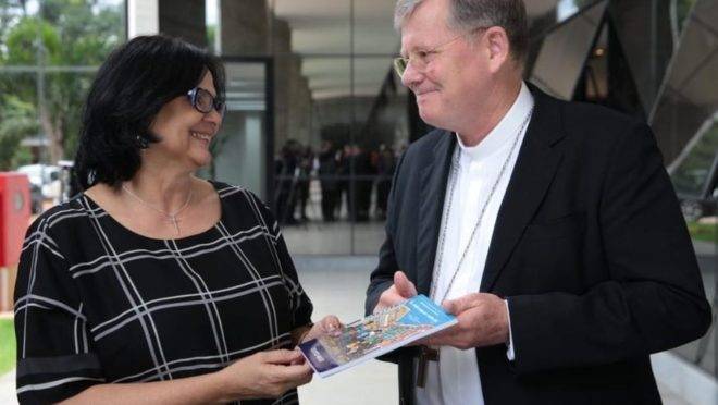 Ministra Damares Alves com o primeiro vice-presidente da CNBB, dom Jaime Spengle
