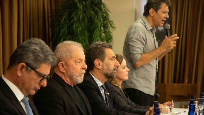 O ex-prefeito Fernando Haddad fala durante encontro de petistas com o ex-presidente Lula