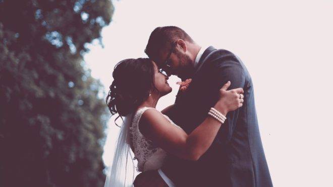 Aprender a se comunicar respeitosamente, ter empatia, se doar ao outro, ser tolerante e amadurecer fazem parte da trajetória a dois em um casamento.